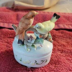 LEFTON TRINKET BOX WITH BIRDS. VINTAGE